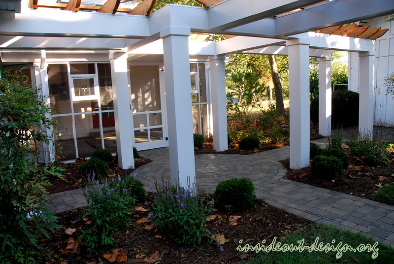 The pergola and circle detail at the junction point.